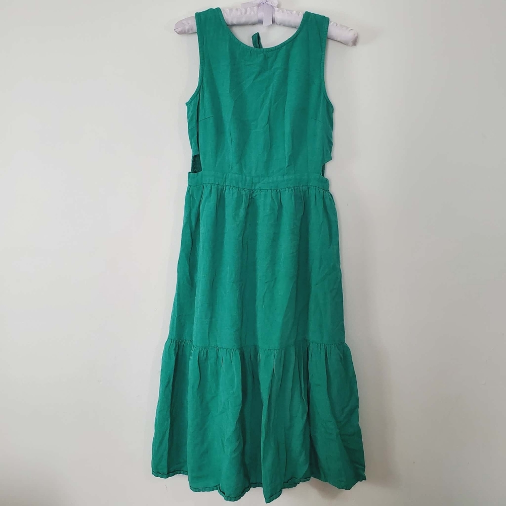 Japra Sleeveless Green midi Dress with Side Cutouts and an Open Back. - Picture 2 of 10